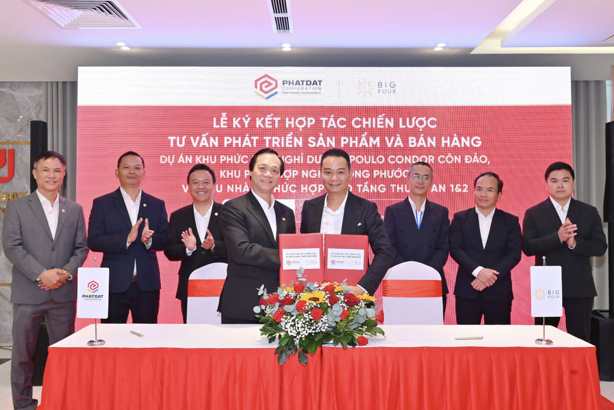 Ông Bùi Quang Anh Vũ – Thành viên HĐQT, Tổng Giám đốc Công ty Cổ phần Phát triển Bất động sản Phát Đạt (bên trái) và Ông Nguyễn Đức Quang – Nhà sáng lập, CEO Công ty Cổ phần Đầu tư & Tư vấn Chiến lược Bất động sản Big Four (bên phải) cùng thảo luận và trao đổi bản ghi nhớ hợp tác vừa ký kết.